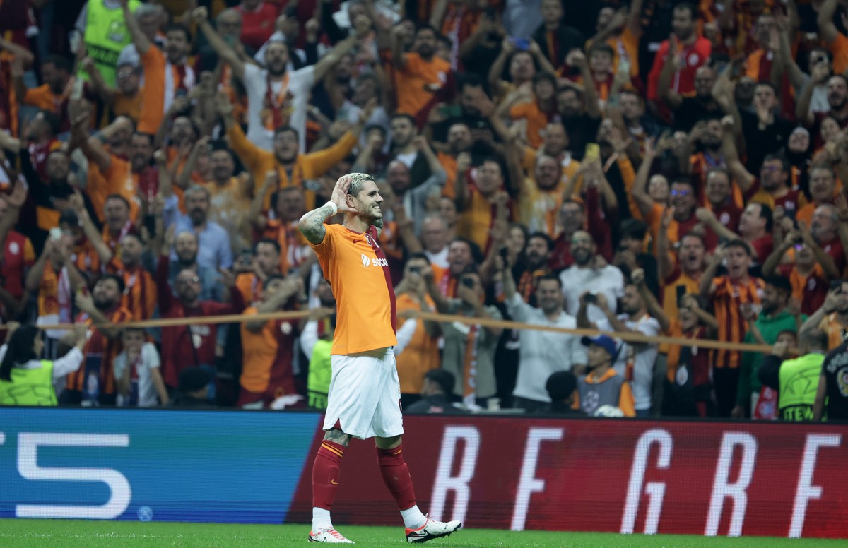 epa10936564 Mauro Icardi of Galatasaray celebrates after scoring the 1-1 during the UEFA Champions League Group A soccer match between Galatasray SK and FC Bayern Munich in Istanbul, Turkey, 24 Octobe ...