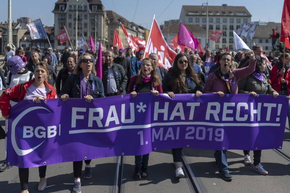 Ein Demonstrationszug anlaesslich des 1. Mai-Umzuges bewegt sich durch Basel am Mittwoch, 1. Mai 2019. (KEYSTONE/Georgios Kefalas)