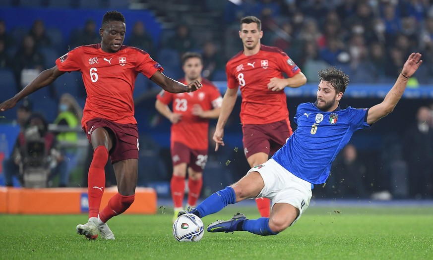 epa09579462 Italy&#039;s Manuel Locatelli (R) vies for the ball with Switzerland&#039;s Denis Zakaria..during the 2022 FIFA World Cup European qualifying Group C soccer match between Italy and Switzer ...