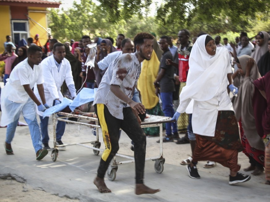 Ein Verletzter wird nach dem Anschlag in Mogadischu auf einer Bahre ins Medina Spital gebracht.