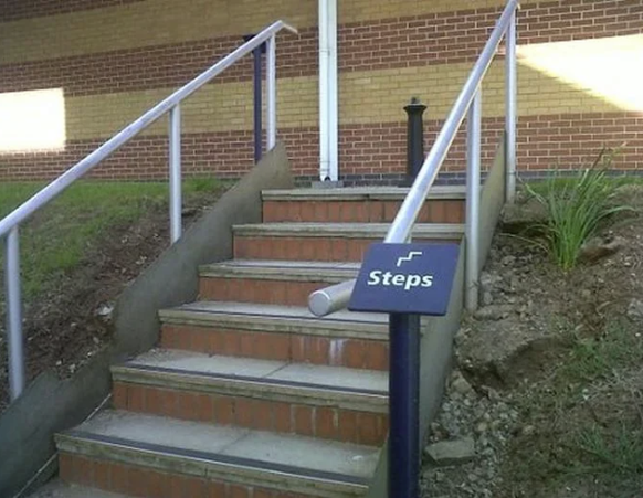 Die lustigsten Fails der Woche: Schild für Treppen