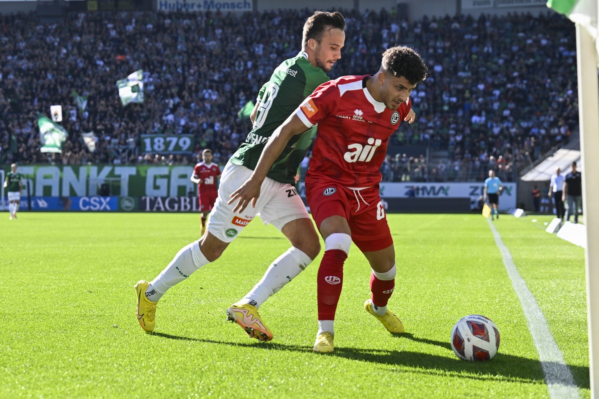 St. Gallens Jeremy Guillemenot, links, gegen Luganos Allan Arigoni, im Fussball Super League Spiel zwischen dem FC St. Gallen und dem FC Lugano, am Sonntag, 16. Oktober 2022, im Kybunpark in St. Galle ...