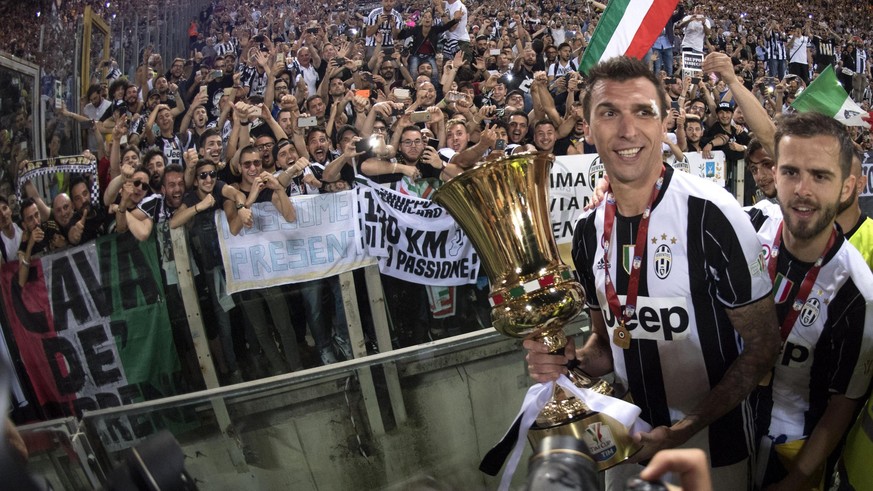 epa05970880 Juventus&#039; players Mario Mandzukic (L) and Miralem Pjanic celebrate after winning the Italy Cup at the end of the final against SS Lazio at the Olimpico stadium in Rome, Italy, 17 May  ...