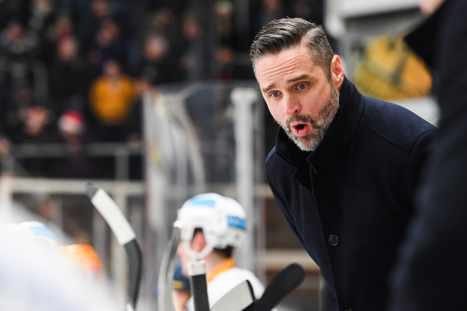 Zug&#039;s interim-coach Josh Holden, during the preliminary round game of National League Swiss Championship 2022/23 between HC Lugano and EV Zug at the ice stadium Corner Arena in Lugano, Switzerlan ...