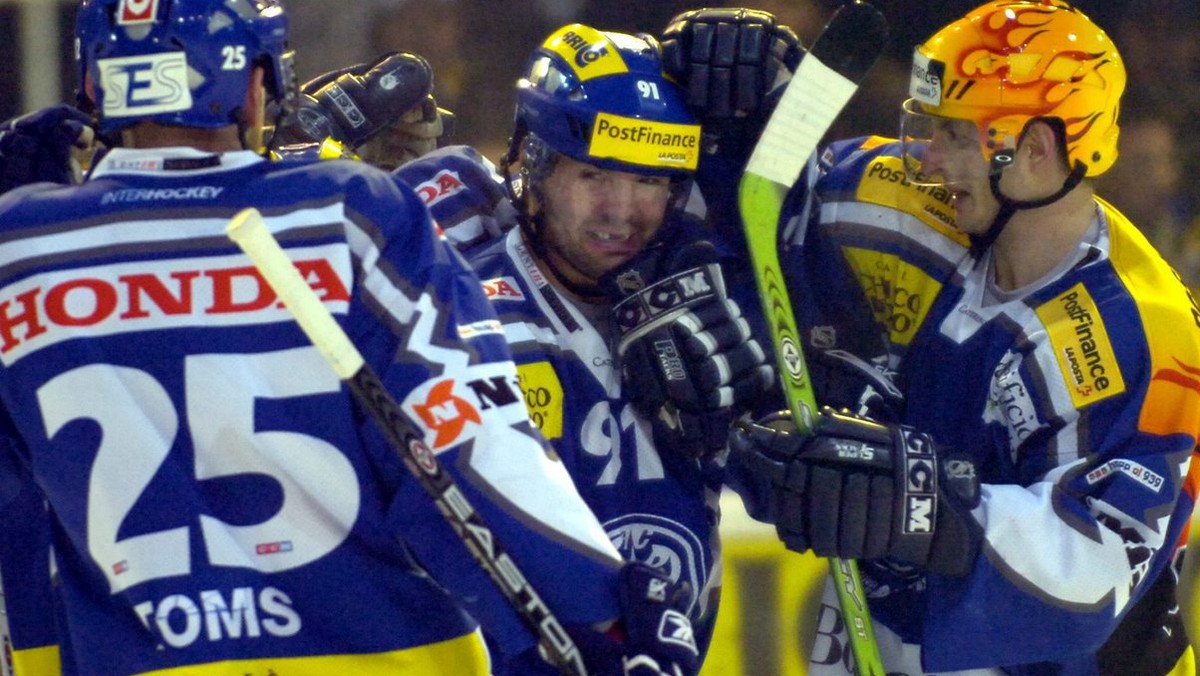Jubel bei Ambri's Jean-Guy Trudel, Mitte, und Hnat Doemichelli, rechts, nach Trudels 1:0, beim zweiten Spiel der Playoff-Viertelfinals der Eishockey Nationalliga A zwischen dem HC Ambri-Piotta un ...