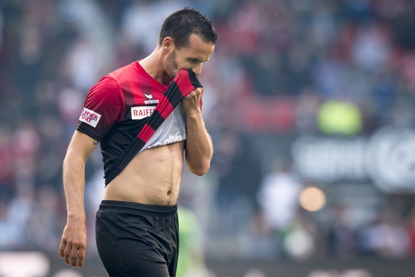 Le joueur neuchatelois Raphael Nuzzolo quitte le terrain apres avoir recu un carton rouge lors de la rencontre de football Super League - Challenge League de barrage match aller entre Neuchatel Xamax  ...