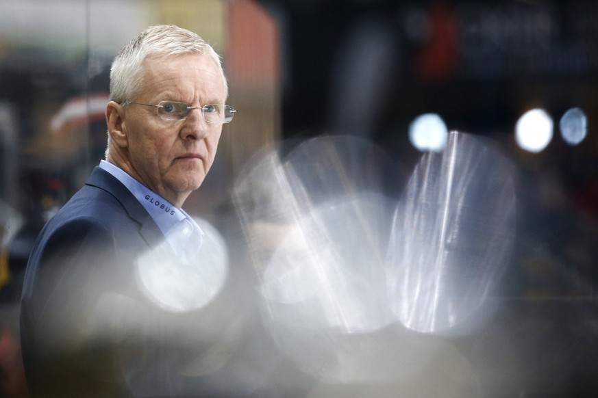 Berns Cheftrainer Kari Jalonen beobachtet das Spielgeschehen im Eishockey Meisterschaftsspiel der National League zwischen dem SC Bern und Geneve-Servette HC, am Samstag, 26. Oktober 2019 in der Postf ...