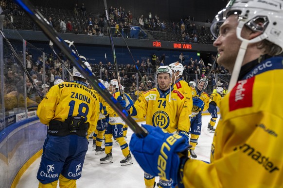 Die Davoser mit Rasmus Asplund, mitte, feiern den Sieg nach dem Eishockey Playoff Viertelfinal, Spiel 2, der National League zwischen dem EV Zug und dem HC Davos am Sonntag, 22. Maerz 2026 in Zug. (KE ...
