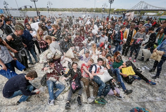 epa05275379 Ukrainian hit each other with pillows during a large pillow fight in downtown Kiev, Ukraine, 24 April 2016. About hundred people took part in the event &#039;Pillow battle 2016&#039; in Ki ...