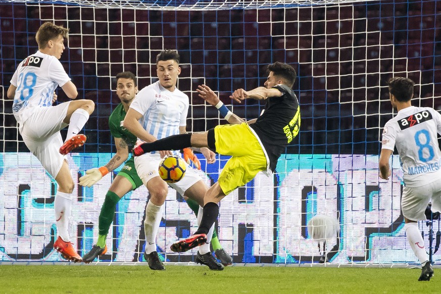 Grasshopper Kenan Kodro trifft zum 1:1 waehrend der Superleague Fussballpartie zwischen dem FC Zuerich und dem Grasshopper Club Zuerich am Samstag, den 7. April 2018, im Stadion Letzigrund in Zuerich. ...