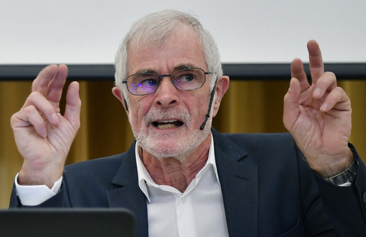 Markus Zangger, links, und der Journalist Hugo Stamm, rechts, an einer Medienkonferenz in Zuerich, am Dienstag, 4. April 2017. Der Schweizer Paedagoge und Schriftsteller Juerg Jegge steht unter Missbr ...