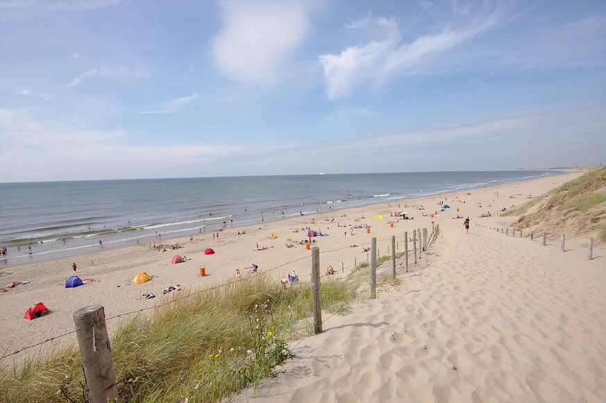 Der Strand von Bloemendaal. Meistens bläst ein starker Wind. Strandkörbe gehören deshalb zur Grundausrüstung für einen gemütlichen Strandtag.