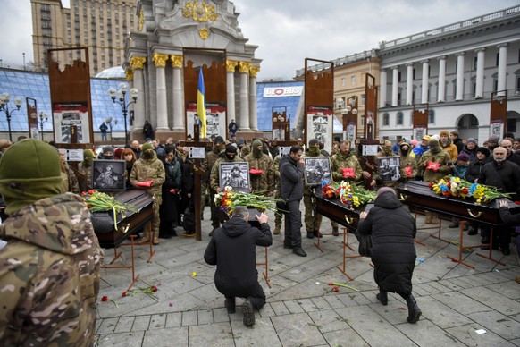 epa10507605 Relatives, friends, and comrades attend the memorial service for four Ukrainian fighters at Maidan Nezhalezhnosti Square in Kyiv, Ukraine, 07 March 2023 amid the Russian invasion. Four Ukr ...