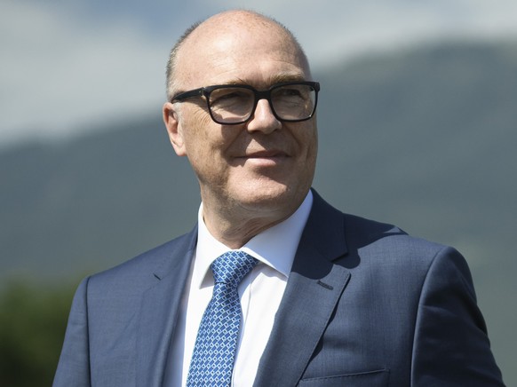 Le Conseiller federal Martin Pfister arrive accompagne de Laurent Wehrli, Conseiller national a la partie officielle de la Fete Federale de Tir des Jeunes au stand de tir des Grandes Iles d?Amont, a S ...