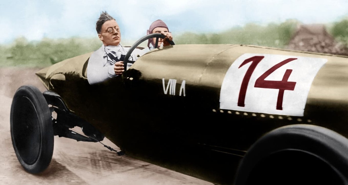 Fritz von Opel lors d'une course automobile à Berlin en 1921. L'image a été colorée numériquement.
