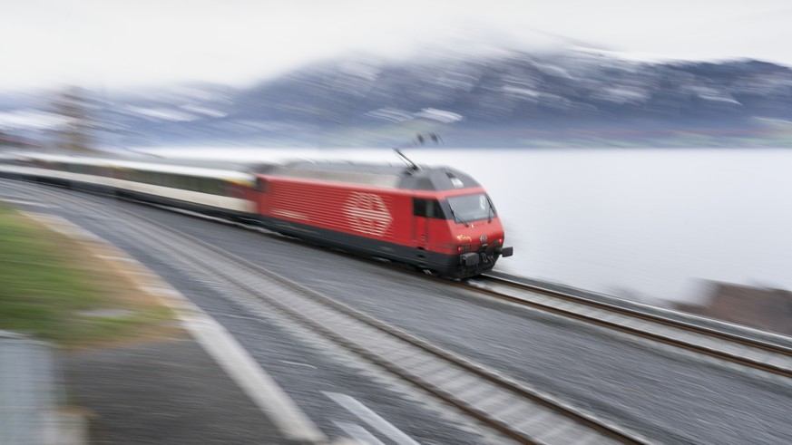Ein SBB Zug faehrt auf der neuen Doppelspur-Strecke zwischen Arth-Goldau und Zug, am Sonntag, 13. Dezember 2020, in Walchwil. (KEYSTONE/Gaetan Bally)