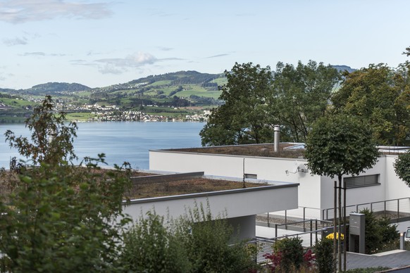 ARCHIVBILD ZUR EINSCHAETZUNG DER UBS DES LUXUSIMMOBILIENMARKTS IN DER SCHWEIZ, AM DONNERSTAG, 23. MAI 2019 - Blick ueber die Daecher von Neubauten auf den Zugersee in Walchwil, Schweiz. Aufgenommen am ...