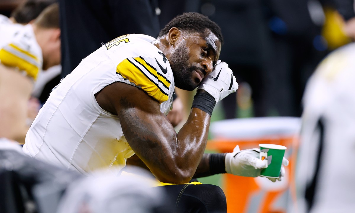 Pittsburgh Steelers' DK Metcalf wipes his face on the bench during the second half of an NFL football game against the Detroit Lions, Sunday, Dec. 21, 2025, in Detroit. (AP Photo/Rey Del Rio)
Ste ...