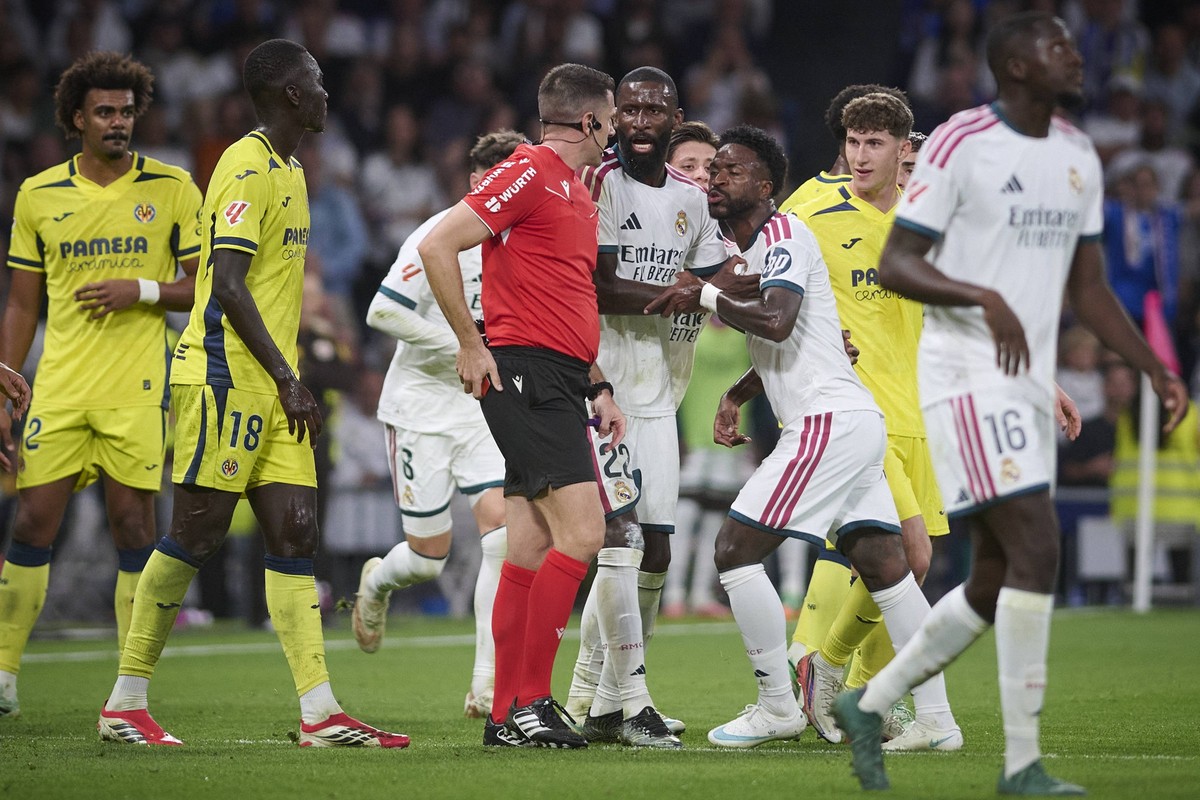 REAL MADRID CF v VILLARREAL CF. LA LIGA 2026/2027. ROUND 8. Referee Diaz de Mera shows red card to Real Madrid CFs Vinicius Junior during La Liga match. October 10 ,2026. ALTERPHOTOS/Ropero MadridSpai ...