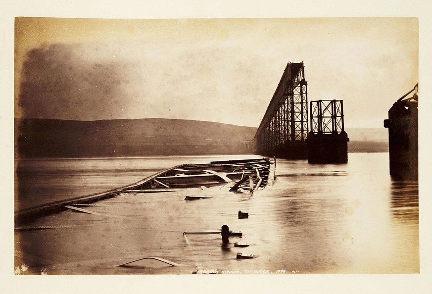28. Dezember 1879: Firth-of-Tay-Brücke, zwischen Edinburgh und Dundee, Schottland. Der eingestürzte Mittelteil kurz nach dem Unfall mit Blick in Richtung Süden. 
https://de.wikipedia.org/w/index.php?c ...