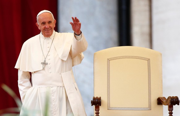 Pope Francis waves as he arrives to attend a Marian vigil prayer in Saint Peter&#039;s square at the Vatican, October 8, 2016. REUTERS/Tony Gentile