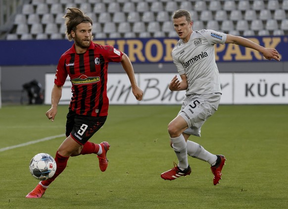 Freiburg&#039;s Lucas Hoeler, left, and Leverkusen&#039;s Sven Bender challenge for the ball during the German Bundesliga soccer match between SC Freiburg and Bayer 04 Leverkusen in Freiburg, Germany, ...