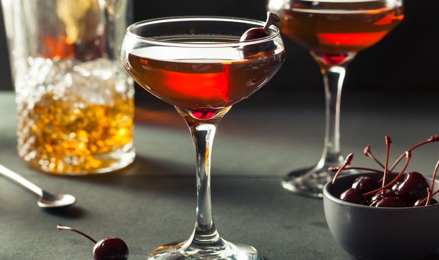 manhattan cocktail trinken alkohol drinks rye whiskey shutterstock