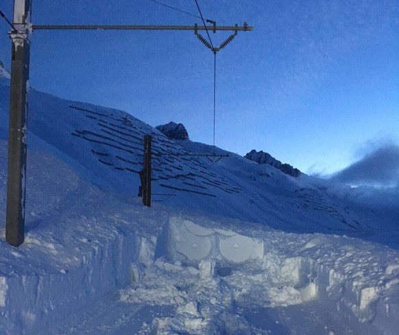 HANDOUT - Eine in der Nacht niedergegangene Lawine ueberdeckt meterhoch die Gleise der Matterhorn Gotthard Bahn zwischen dem Graubuenden und Uri aufgenommen am Mittwoch, 8. Maerz 2017, in Naetschen. B ...