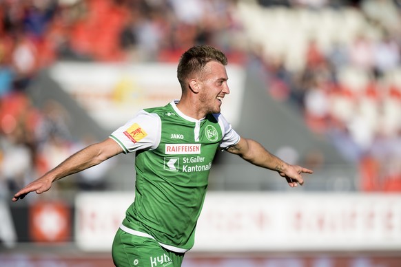 Joie du joueur st-gallois Marco Aratore, apres avoir marque le 0:1 lors de la rencontre de football de Super League entre le FC Sion et le FC St. Gallen ce dimanche 15 octobre 2017 au stade de Tourbillon a Sion. (KEYSTONE/Jean-Christophe Bott)