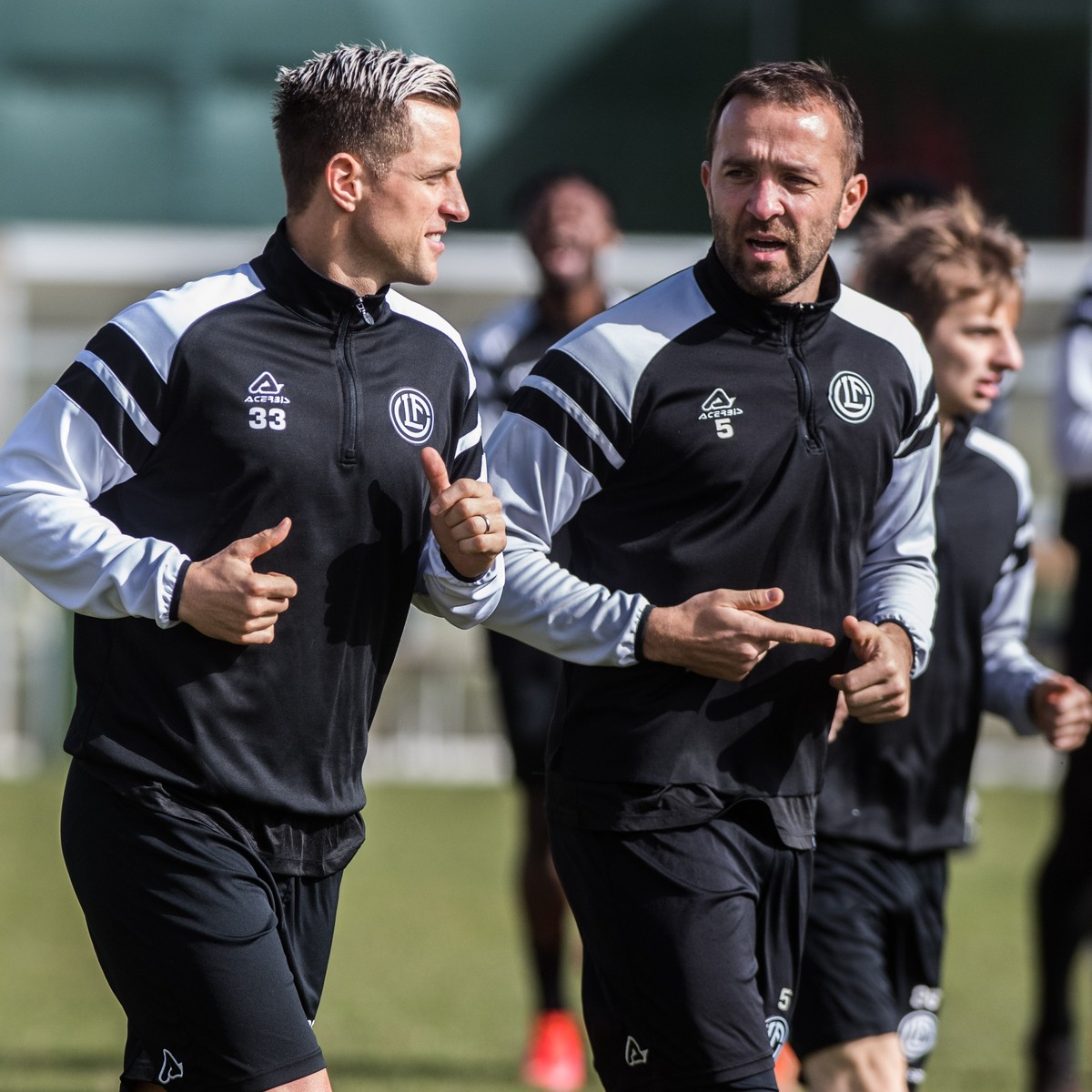 Reto Ziegler, neuer Trainer bei FC Lugano im Training mit Spieler Mjat Maric, rechts, aufgenommen am 24.02.2021 in Lugano (KEYSTONE/Ti-Press/amuel Golay)