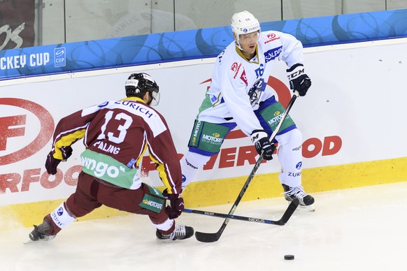 Le joueur zougois, Nick Spaling,, droite, lutte pour le puck avec le joueur genevois, Nick Spaling, gauche, lors du match de hockey sur glace de demi-finale de la Coupe de Suisse, Swiss Ice Hockey Cup ...