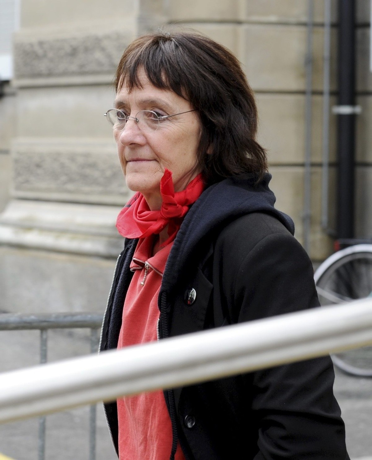Die 61-jaehrige Zuercher Linksaktivistin Andrea Stauffacher verlaesst am Mittwoch, 28. September 2011, waehrend der Mittagspause das Bundesstrafgericht von Bellinzona. Stauffacher werden fuenf Sprengs ...