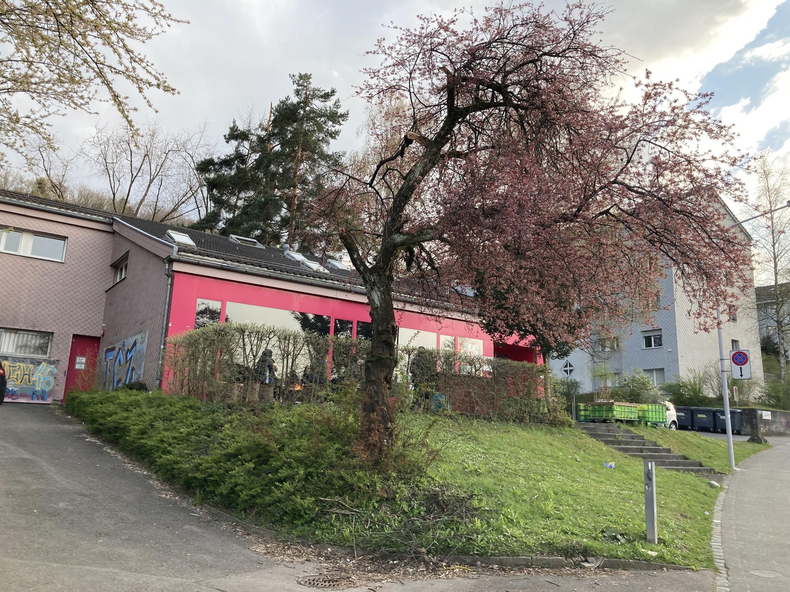 Zwischen Vorstadtverruchtheit und idyllischer Landromantik: Die OJA Zürich Affoltern.