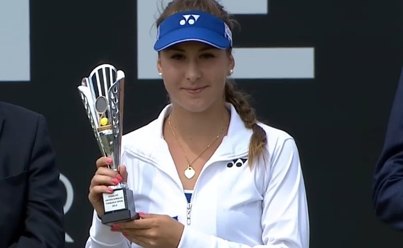 Belinda Bencic posiert für die Fotografen.