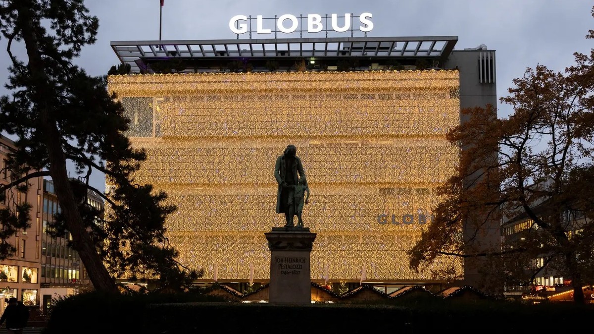 Globus-Warenhaus an der Schweizergasse/Löwenplatz in Zürich mit weihnachtlicher Beleuchtung, fotografiert am 24. November 2023.