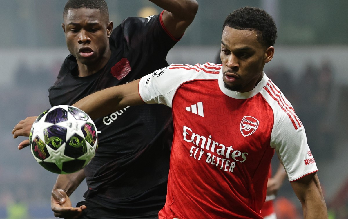epa12812535 Jurrien Timber of Arsenal (R) in action against Christian Kofane of Bayer Leverkusen (L) during the UEFA Champions League Round of 16 1st leg match Bayer 04 Leverkusen against Arsenal FC,  ...