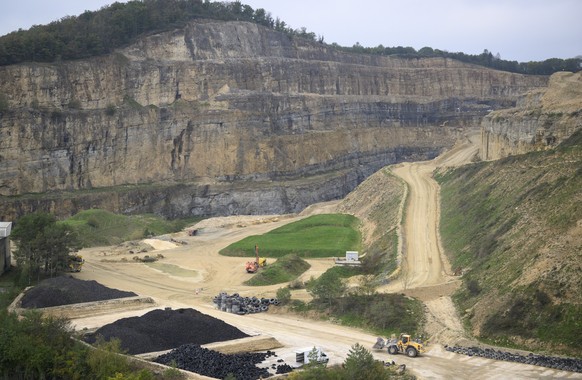 Les pneus usages destines a etre du materiel combustible pour la cimenterie Holcim photographies devant la carriere du Mormont lors d&#039;une conference de presse de la presentation des objectifs env ...