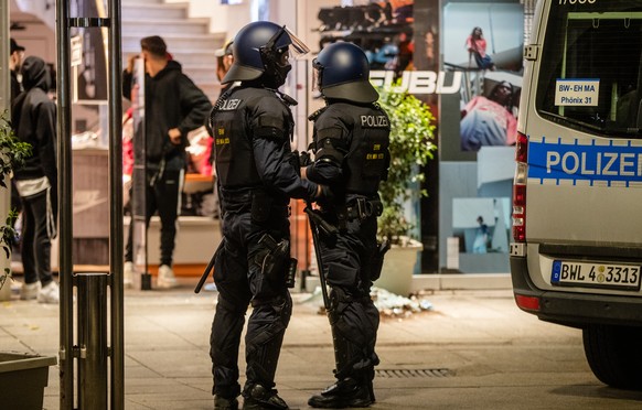21.06.2020, Baden-Wuerttemberg, Stuttgart: Einheiten der Polizei stehen vor einem zerstoerten Geschaeft in der Koenigstra