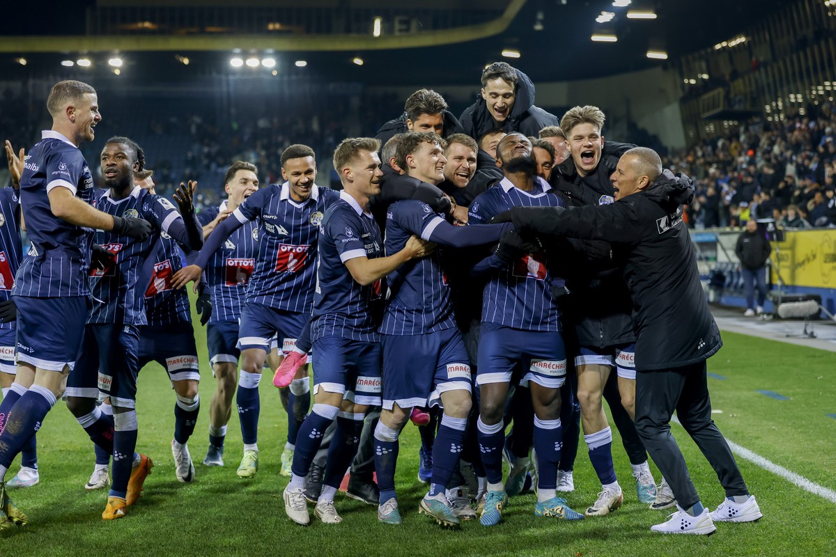 Torjubel Luzern nach dem 3:1 durch Luzerns Asumah Abubakar, 3.v.r., waehrend dem Meisterschaftsspiel der Super League zwischen dem FC Luzern und dem FC Winterthur am Samstag, den 25. November 2023, in ...