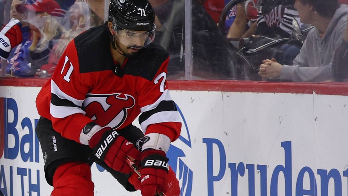 NHL, Eishockey Herren, USA Preseason-New York Rangers at New Jersey Devils Oct 4, 2023 New York, New Jersey, USA New Jersey Devils defenseman Jonas Siegenthaler 71 plays the puck while being defended  ...