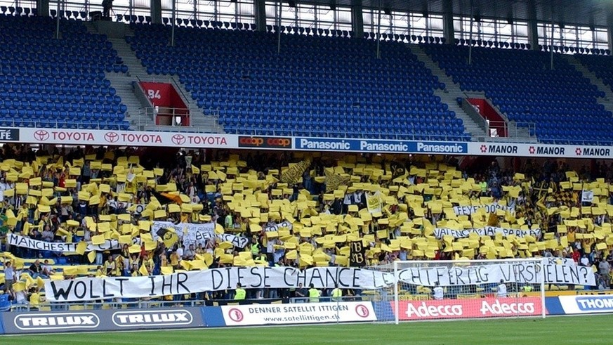 Die YB-Fans jubeln ihrer Mannschaft beim Einmarsch zu am Donnerstag, 28. August 2003, beim UEFA Cup Qualifikationsspiel zwischen dem BSC Young Boys und der finnischen Mannschaft Myllykosken Pallo im S ...