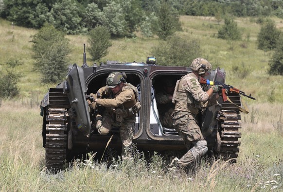 epa10770255 Ukrainian servicemen attend a training for platoon commanders of military units of the Eastern Administrative-Territorial Association of the National Guard, at a shooting range near Kharki ...