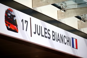 Über der Box des Marussia-Rennstalls steht während des GP von Sotschi der Name von Jules Bianchi.