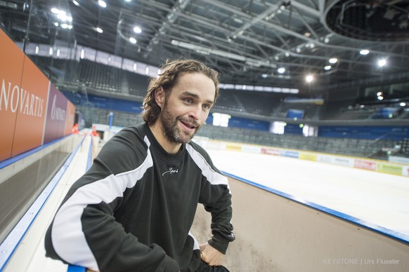 Der Eishockey Spieler und Topskorer Josh Holden aus Kanada, vom EV Zug, bei einem Interview am Donnerstag, 24. September 2016, nach einem Training in Zug. (KEYSTONE/Urs Flueeler)