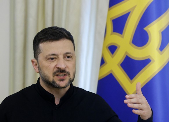 epa12171612 Ukrainian President Volodymyr Zelensky speaks during a joint press conference with the German defense minister after their meeting in Kyiv, Ukraine, 12 June 2025. The German defense minist ...