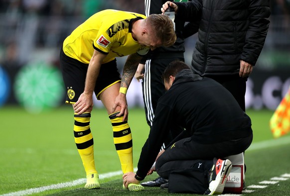 epa07966854 Dortmund&#039;s Marco Reus is treated by the team doctors during the German Bundesliga soccer match between Borussia Dortmund and VfL Wolfsburg in Dortmund, Germany, 02 November 2019. EPA/ ...