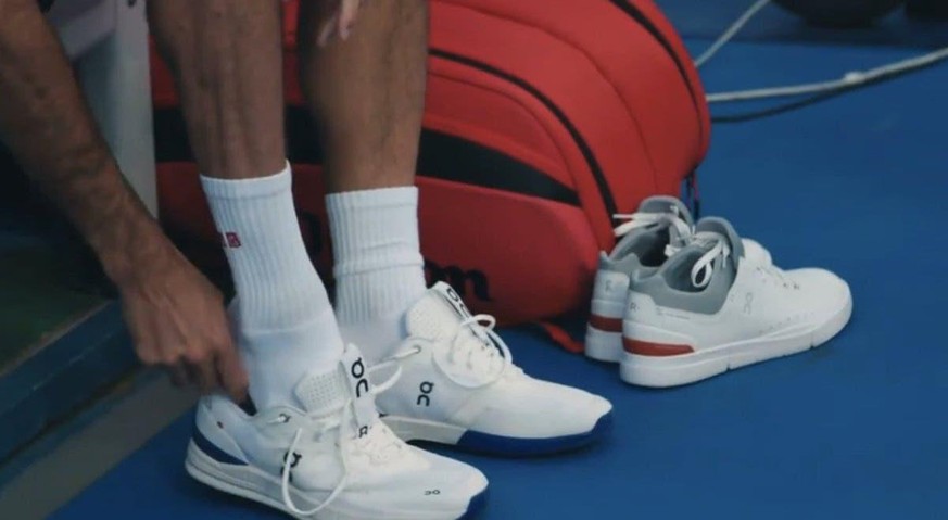 Federer schlüpft in seinen neuen Tennisschuh.