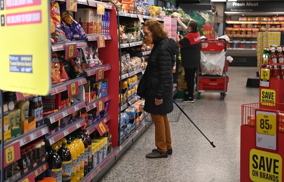 epa10252144 A shopper at a supermarket in London, Britain 19 October 2022. UK Inflation has hit a 40-year high at 10.1 percent driven by soaring food prices as the cost of living across Britain contin ...