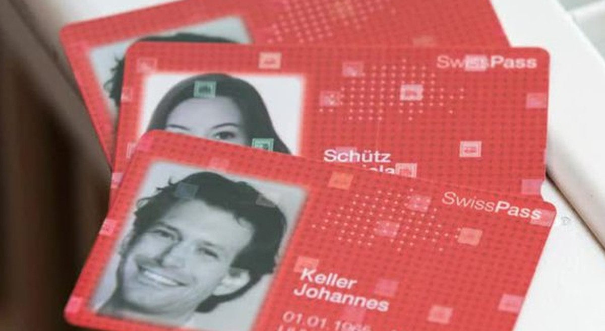 Die SBB und der Verband öffentlicher Verkehr stellten heute den Swiss Pass vor. Künftig sollen GA, Halbtax und weitere Abos auf einer einzigen Karte gespeichert sein. Der Swiss Pass ist ein erster Sch ...