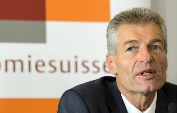 Heinz Karrer, le nouveau president d&#039;economiesuisse, parle lors d&#039;une conference de presse lors de la Journee de l&#039; economie 2013 organise par economiesuisse ce vendredi 30 aout 2013 a  ...